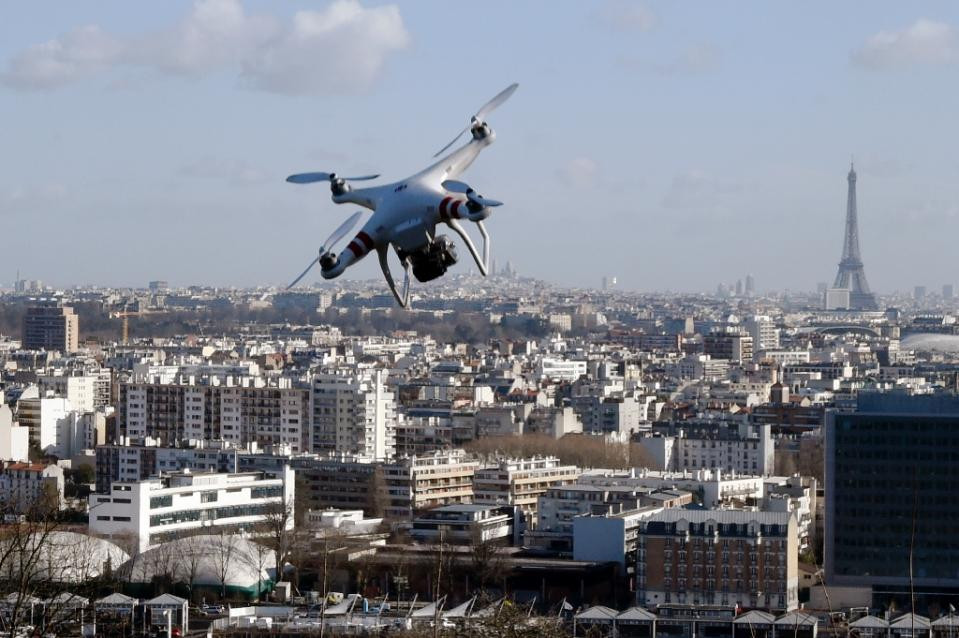 Máy bay không người lái tiếp tục thách thức nước Pháp sau vụ Charlie Hebdo
