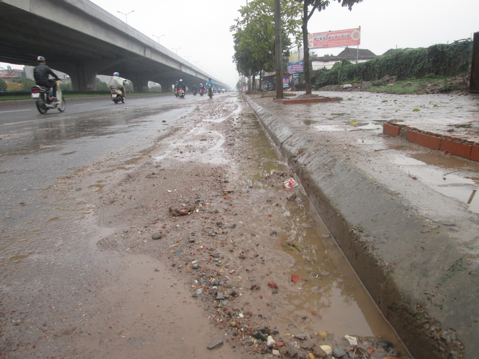 Hà Nội: Bùn đất tràn ra đường dài hàng trăm mét