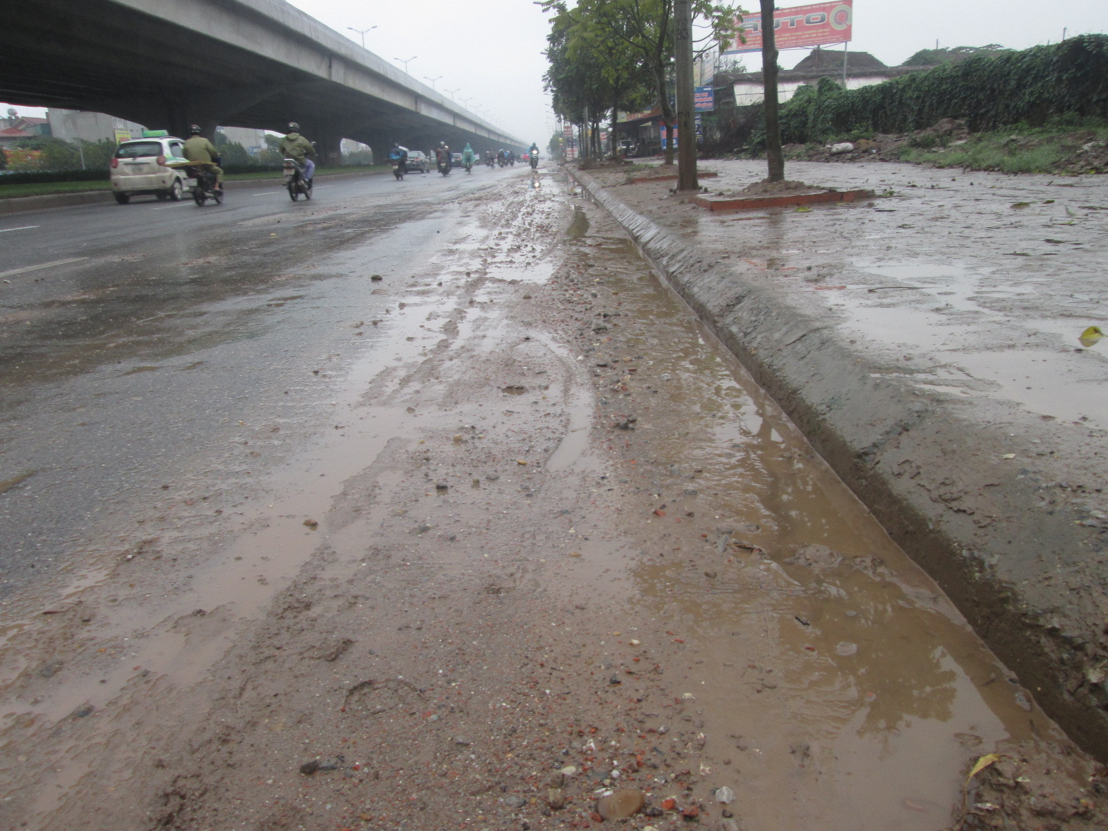 Hà Nội: Bùn đất tràn ra đường dài hàng trăm mét