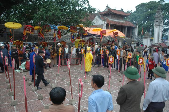 Nghệ An: Hàng ngàn du khách đội mưa đổ về đền Cờn trước giờ khai hội