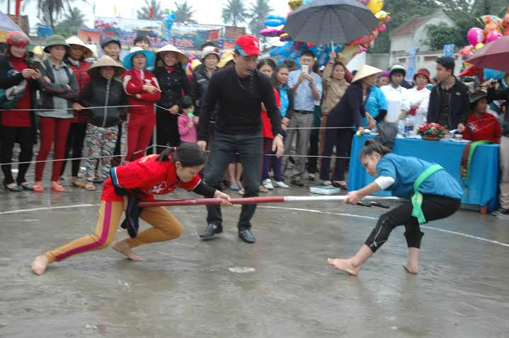 Nghệ An: Hàng ngàn du khách đội mưa đổ về đền Cờn trước giờ khai hội