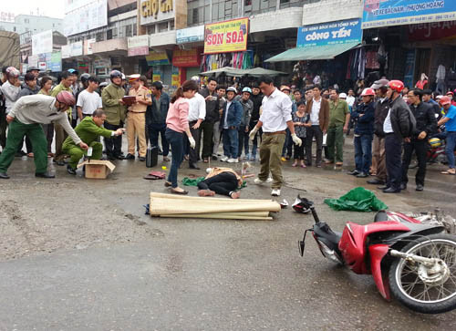 Nghệ An: Ngã xuống đường, thiếu nữ chết thảm dưới bánh xe tải