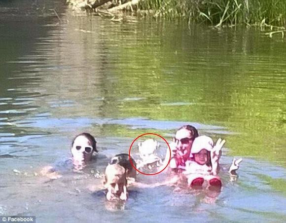 Bóng ma bí ẩn chụp chung ảnh cùng 1 gia đình dưới sông Lockyer