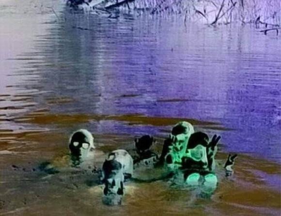 Bóng ma bí ẩn chụp chung ảnh cùng 1 gia đình dưới sông Lockyer