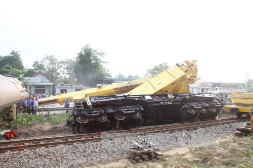Cần cẩu 60 tấn đổ sập khi cứu hộ tai nạn tàu hỏa