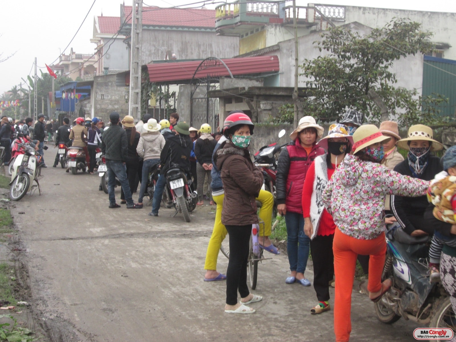 Vụ cháu bé 1 tuổi bị ném xuống giếng ở Hải Dương: Hàng trăm người dân đứng kín đường chờ xem thực nghiệm hiện trường 