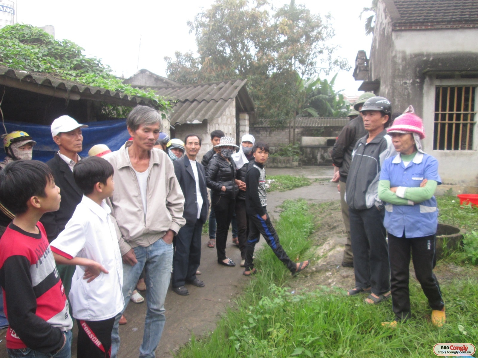 Vụ cháu bé 1 tuổi bị ném xuống giếng ở Hải Dương: Hàng trăm người dân đứng kín đường chờ xem thực nghiệm hiện trường 