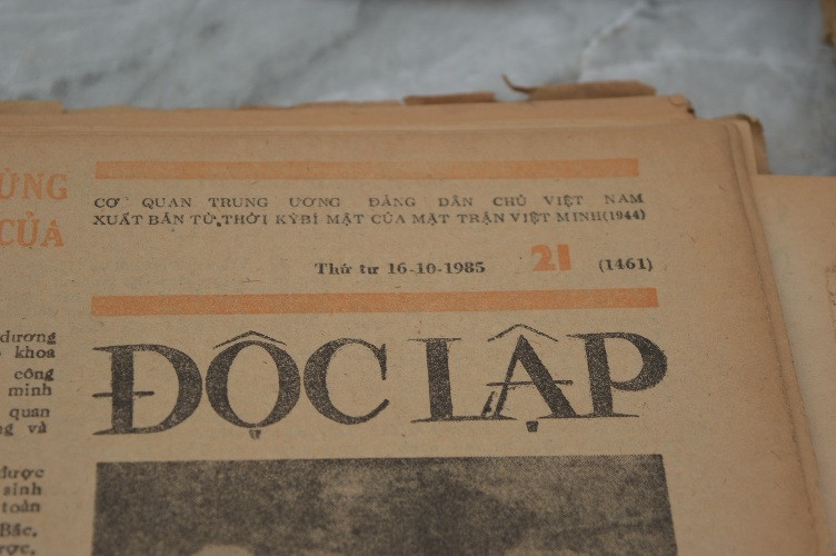 Đại hội sách cũ lần 2: Bồi hồi với những trang báo ngả màu thời gian