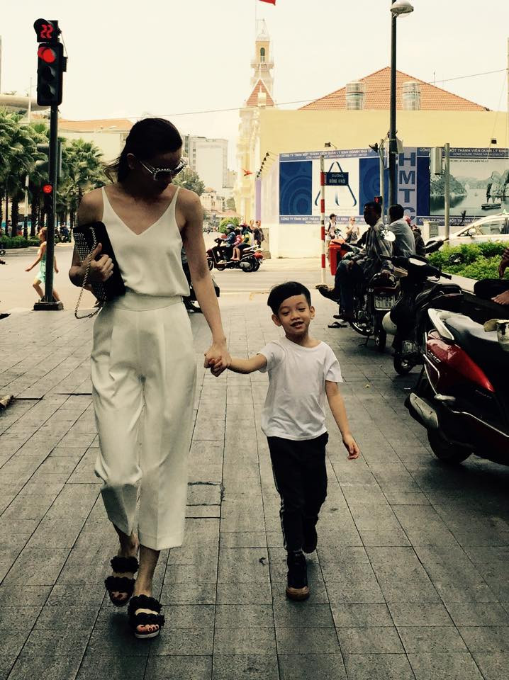 Vắng Cường Đô La, Hồ Ngọc Hà và Subeo dạo chơi trên phố Sài Gòn
