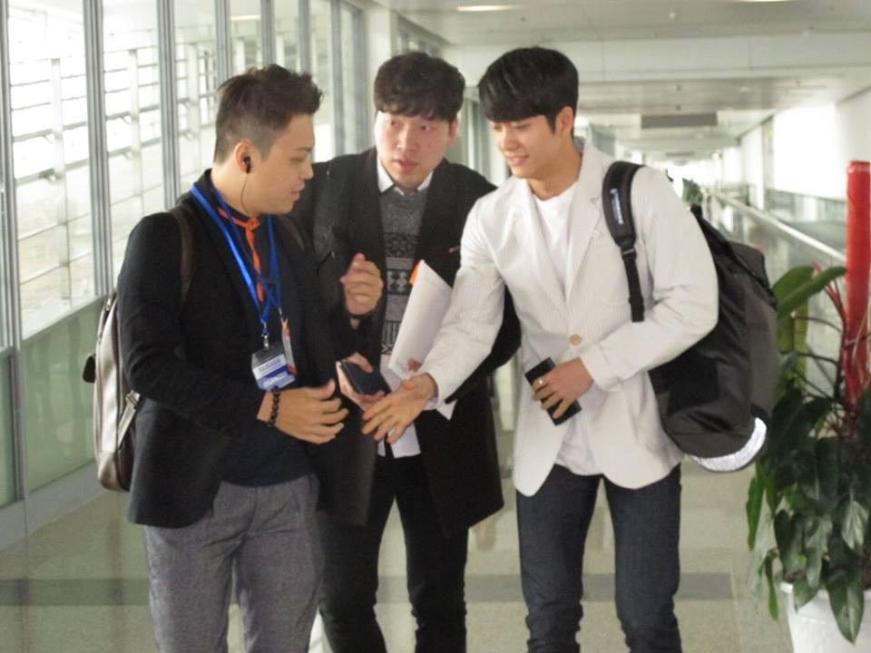 Fan vây kín sân bay đón nam diễn viên của Tuổi Thanh Xuân sang Việt Nam