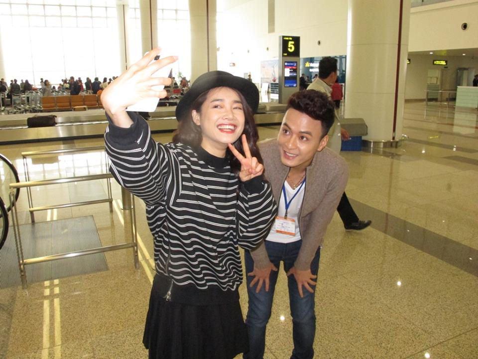 Fan vây kín sân bay đón nam diễn viên của Tuổi Thanh Xuân sang Việt Nam