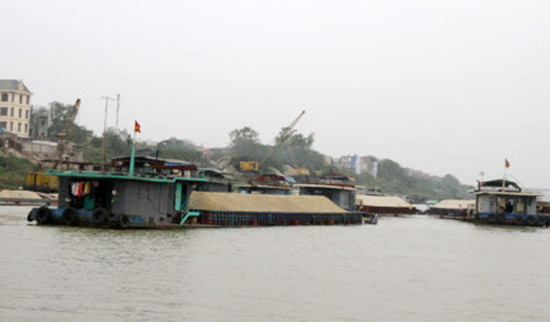 Hưng Yên: 3 nạn nhân nằm chết trên tàu hút cát