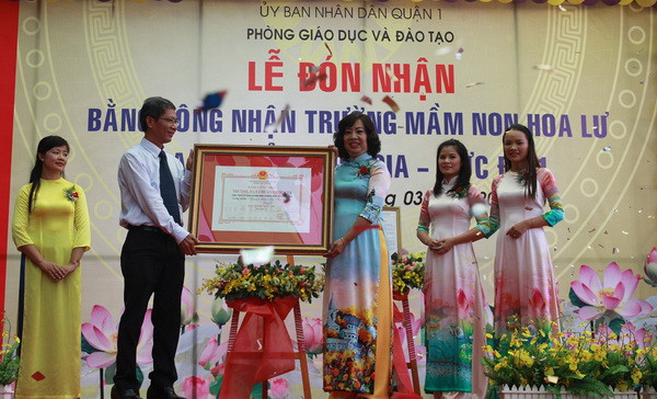 Ông Huỳnh Thanh Hải, Thành Ủy viên, Bí thư Quận ủy quận 1, TP.HCM trao bằng công nhận trường đạt chuẩn Quốc gia - Mức độ 1 cho Trường mầm non Hoa Lư.
