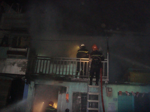 TP.HCM: Cháy nhà giữa đêm, 3 người thương vong