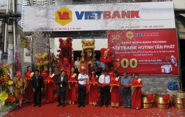 Đại biểu cắt băng khánh thành Trụ sở mới VietBank Huỳnh Tấn Phát