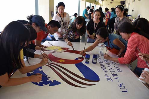 Đánh dấu 20 năm quan hệ Việt - Mỹ bằng tranh sơn dầu