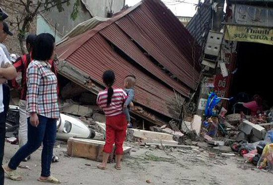 Bắc Giang: Hoảng loạn chạy khỏi ngôi nhà 3 tầng bỗng nhiên đổ sập giữa phố