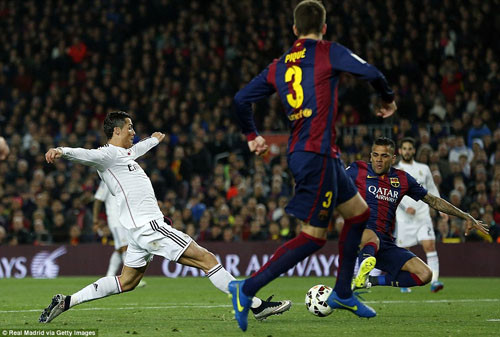 Suarez lập công, Barca thắng Real 2-1