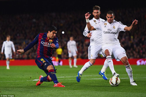 Suarez lập công, Barca thắng Real 2-1