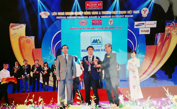  Phó Tổng Giám đốc Nam A Bank Nguyễn Danh Thiết (đứng giữa) nhận giải thưởng Thương hiệu mạnh Việt Nam 2014