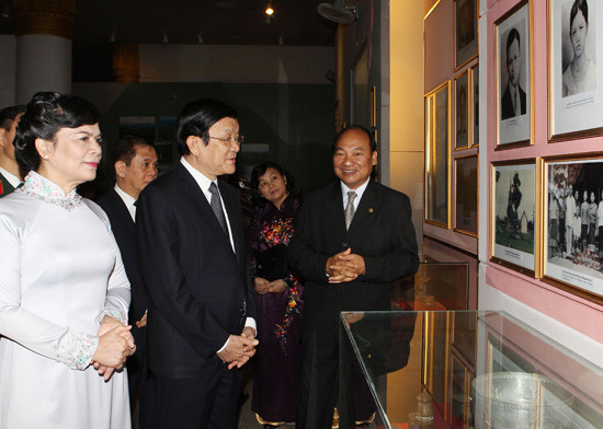 Chủ tịch nước thăm Đại sứ quán Việt Nam ở Lào 