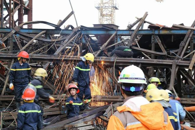 Sập giàn giáo Formosa: Chưa thể tiếp cận hai nạn nhân vì khối lượng sắt thép quá lớn