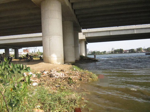 Phát hiện xác phụ nữ nổi trên sông Sài Gòn