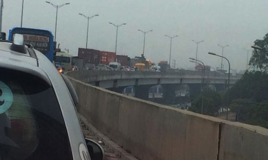 Hà Nội: Hàng chục khối bê tông đổ đầy đường cao tốc sau va chạm kinh hoàng