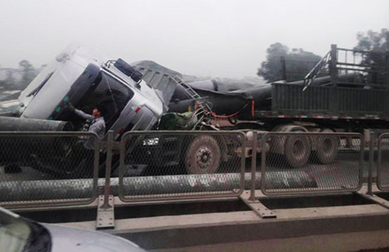 Hà Nội: Hàng chục khối bê tông đổ đầy đường cao tốc sau va chạm kinh hoàng