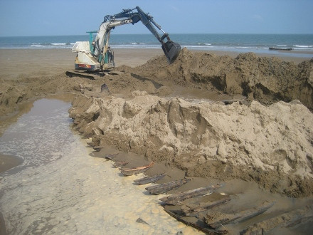 Thanh Hóa: Phát hiện một thân tàu dưới bãi cát