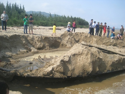 Thanh Hóa: Phát hiện một thân tàu dưới bãi cát