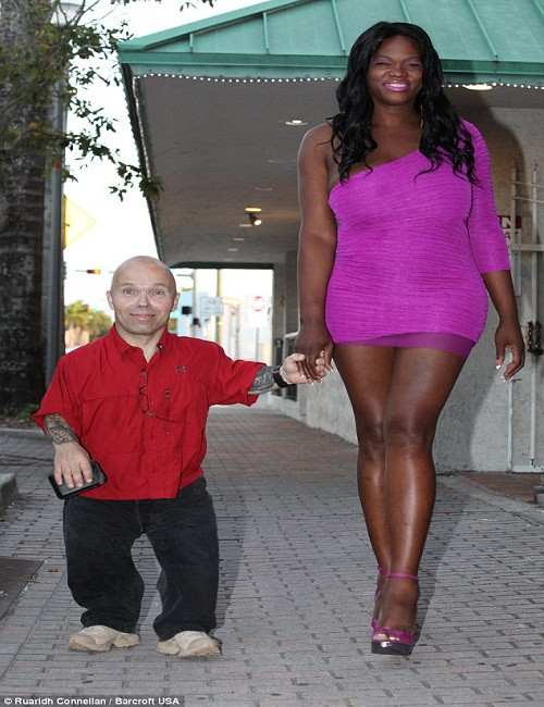 Tình yêu đẹp của chàng lực sỹ lùn và người đẹp chuyển giới 1,9m