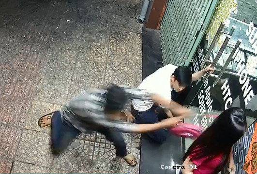 Clip: Tên cướp liều lĩnh giật túi xách ngay trước cửa nhà