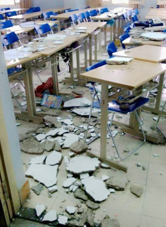 Hà Nội: Sinh viên nhập viện vì vữa trần rơi trúng đầu