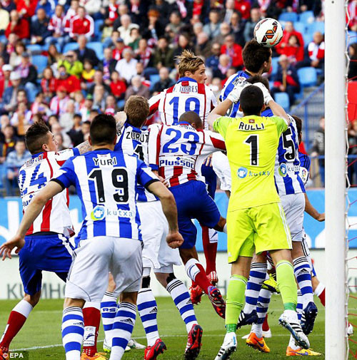 Gonzalez phản lưới nhà,  Atletico thắng Real Sociedad 2-0