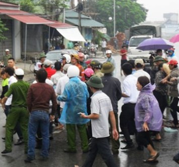 Dân đội mưa kéo ra Quốc lộ đề nghị mở đường qua đồng