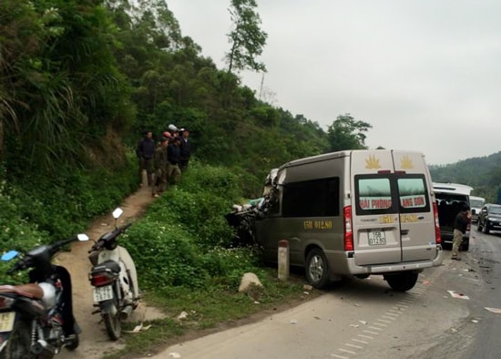 Kinh hoàng xe khách lao vào xe đầu kéo, 8 người thương vong