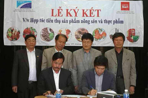 Ông Vũ Văn Tư, Giám đốc Trung tâm đầu tư Thương mại Du lịch Lâm Đồng (trái) và ông Hong Won Sik Giám đốc Lotte Mart Việt Nam (phải) trong buồi ký kết biên bản ghi nhớ.