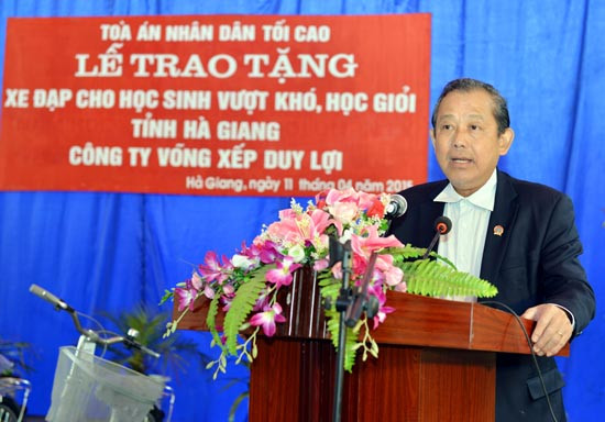 Chánh án TANDTC Trương Hòa Bình tặng xe đạp cho học sinh nghèo học giỏi tại Hà Giang và Vĩnh Phúc