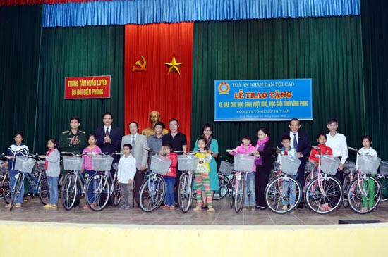 Chánh án TANDTC Trương Hòa Bình tặng xe đạp cho học sinh nghèo học giỏi tại Hà Giang và Vĩnh Phúc