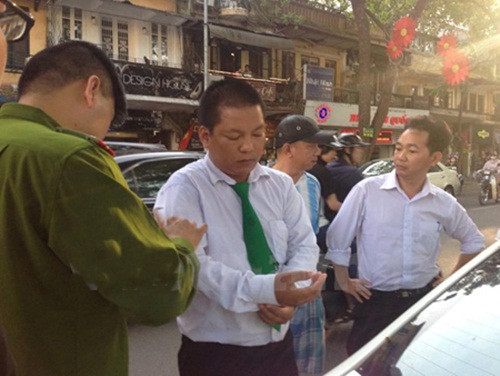 Video: Ba phụ nữ vây đánh tài xế taxi Mai Linh giữa phố Hà Nội