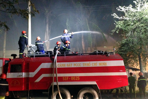 Lửa cháy ngút trời tại Khu chế xuất Tân Thuận