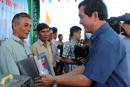 Bộ Y tế tặng 150 tủ thuốc và dụng cụ y tế cho ngư dân Phú Yên