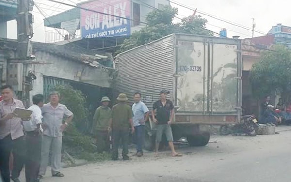 Kinh hoàng ô tô lao sập nhà dân, 2 người thương vong