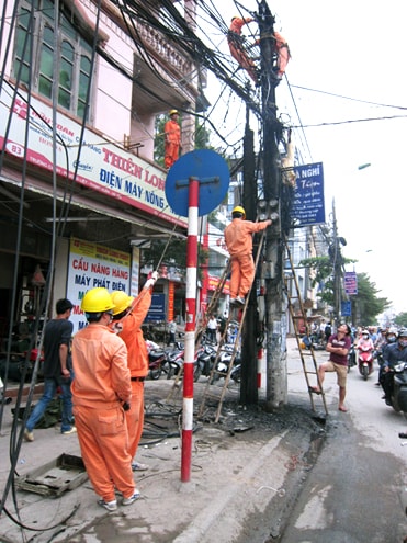 Hà Nội: Cáp viễn thông cháy lan sang cột điện