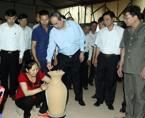 Chủ tịch Ủy ban Trung ương MTTQ Việt Nam khảo sát làng nghề mỹ nghệ Sơn Đồng 