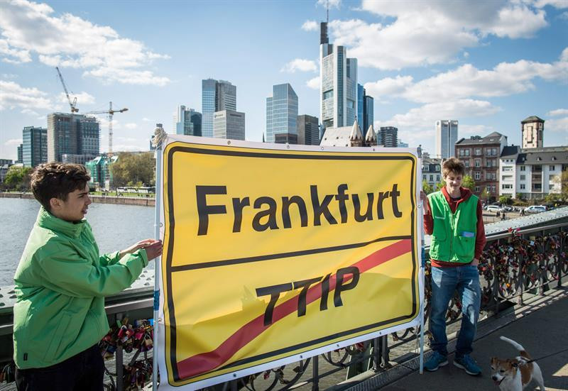 Châu Âu nổi sóng biểu tình phản đối Hiệp định TTIP 