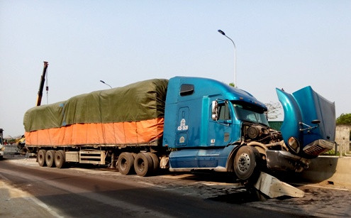 Thanh Hóa: Xe tải “nuốt” trọn dải phân cách
