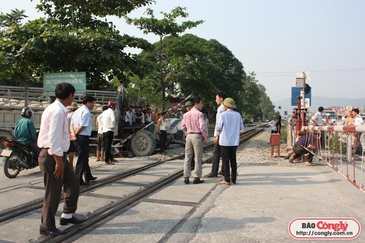 Nghệ An: Xe tải mất lái, lao vào đuôi tàu hỏa