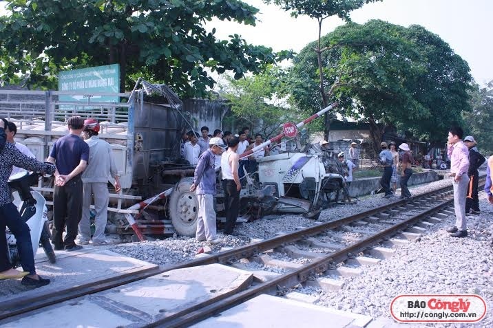 Nghệ An: Xe tải mất lái, lao vào đuôi tàu hỏa